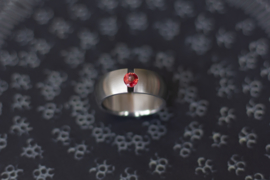Titanium ring met rode saffier
