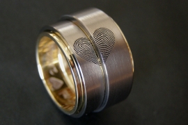 Titanium vingerafdruk ringen met gouden binnenzijde