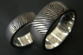 Titanium vingerafdruk ring halfrond met zilveren binnenzijde
