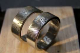Titanium vingerafdruk ringen met naam aan de buitenzijde