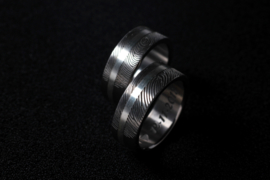 Vingerafdruk ringen gemaakt in Titanium met zilveren band