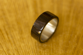 Houten ring met titanium binnenzijde