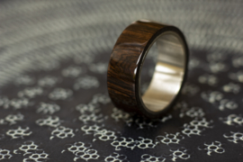 Houten ring met titanium binnenzijde