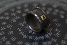 Zwarte zirkonium ring met Zwarte Carré diamant en gouden zetting.