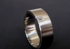 Titanium ring met baguette geslepen diamant / 7m breed