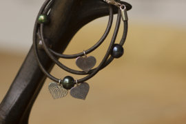 Leren armband met parels en vingerafdruk bedels.