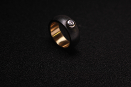 Carbon ring met gouden binnenzijde en diamant