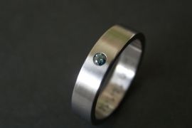 Titanium ring met blauwe diamant