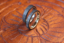 Carbon ring met gouden binnenzijde of Titanium binnenzijde