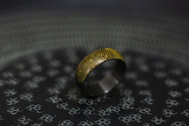 Zwarte ring met gouden vingerafdruk