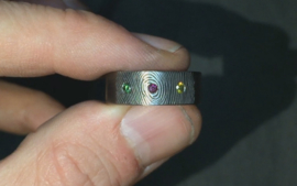 Titanium vingerafdruk ring met 3 gekleurde diamanten