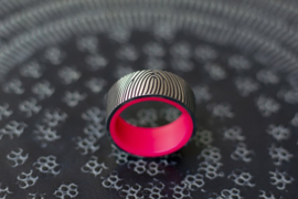 Titanium ring met vingerafdruk en Magenta glow in the dark binnenzijde.