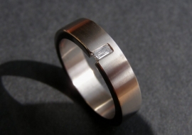 Titanium ring met baguette geslepen diamant / 5mm breed.