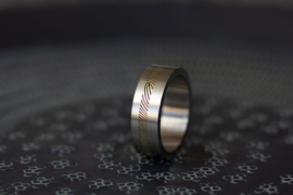 Titanium ring met gouden vingerafdruk band