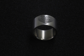 Brede Titanium ring met 2 vingeradrukken die tegen elkaar zijn gezet <3