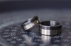 Zwart zirkonium met Witgouden ringen