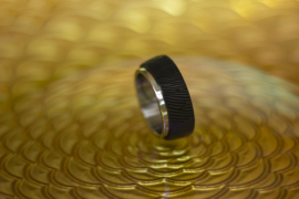 Carbon ring met glow in the dark en titanium profiel & Vingerafdruk