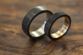 Carbon ringen met gouden binnenzijde
