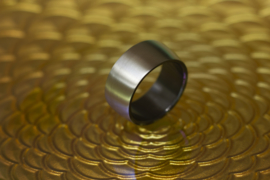 Blank metalen zirkonium design ring met zwarte binnenzijde