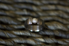 Titanium profiel ring met parel