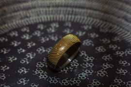 Zwarte ring met gouden vingerafdruk