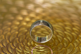 Witgouden ring met 2 vingerafdrukken.