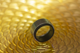 Carbon & Titanium glow in the dark ring met jou eigen profiel & vingerafdruk.