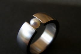 Titanium ring met parel