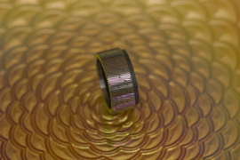 Carbon & Titanium glow in the dark ring met jou eigen profiel & vingerafdruk.