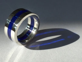 Zilveren ring met blauw plexiglas