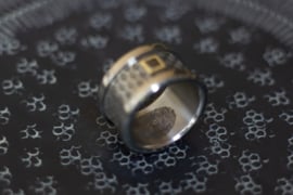 Titanium of zirkonium blanke ring met Zwarte Carré diamant en gouden zetting.