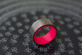 Titanium ring met vingerafdruk en Magenta glow in the dark binnenzijde.