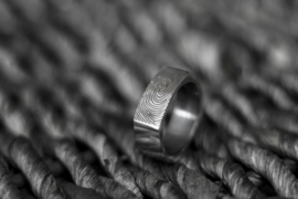 Zilveren vingerafdruk ring vierkant met afgeronde hoeken