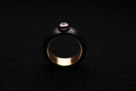 Carbon ring met gouden binnenzijde en diamant