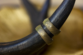 Zwarte ringen met goudkleurige vingerafdruk