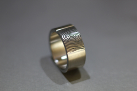Titanium ring met vingerafdruk (facet)
