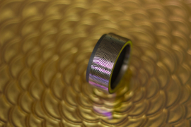 Carbon & Titanium glow in the dark ring met jou eigen profiel & vingerafdruk.