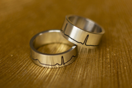 Titanium ring met ECG