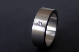 Titanium ring met witte diamant