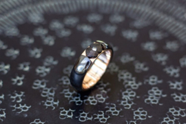 Zwarte zirkonium ring met rosé gouden binnenzijde en hartjes vingerafdruk