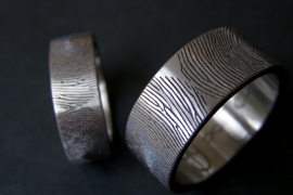 Titanium vingerafdruk ring waar de vingerafdrukken elkaar raken (180c)