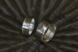 Vingerafdruk ring Titanium met zilveren binnenzijde en uitstekende rand.