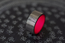 Titanium ring met vingerafdruk en Magenta glow in the dark binnenzijde.