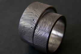 Titanium ring met 2 vingerafdrukken gewoven en beslaat 180c van de ring