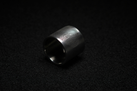 Titanium ring extra breed met een vingerafdruk op ware grote.