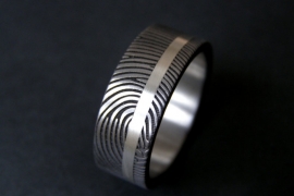 Titanium ring met zilveren band en 180c vingerafdruk