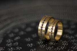 Gouden soundwave ringen / Geluidsgolf ringen