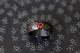 Zwarte zirkonium ring met rode saffier