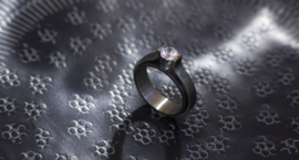 Titanium Solitair ring met zwarte zirkonium vingerafdruk ring