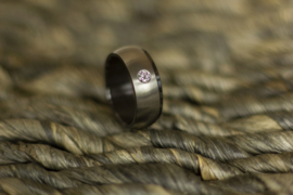 Zirkonium ring met uitstekende zwarte rand